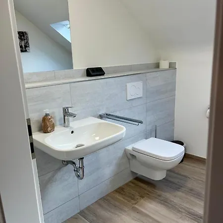 Апартаменты Geraeumige Mit Garten *