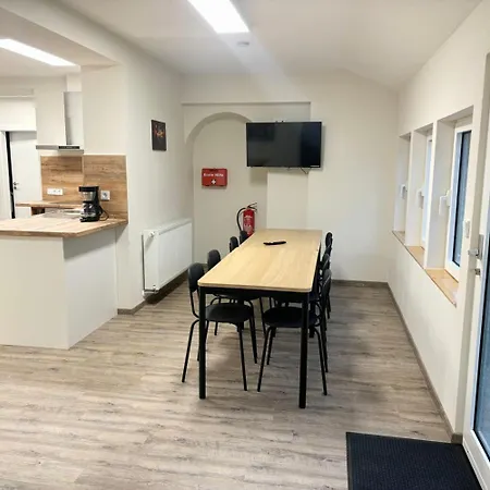 Апартаменты Geraeumige Mit Garten *