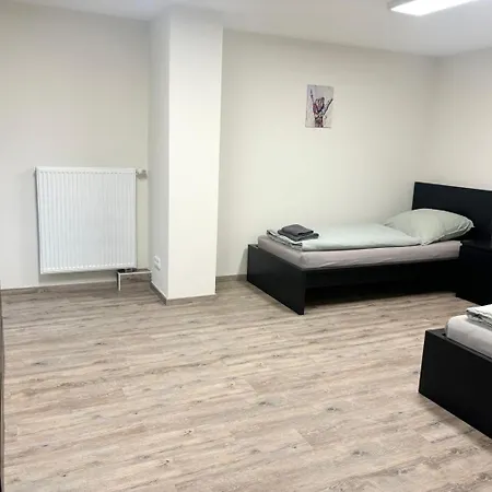 Апартаменты Geraeumige Mit Garten